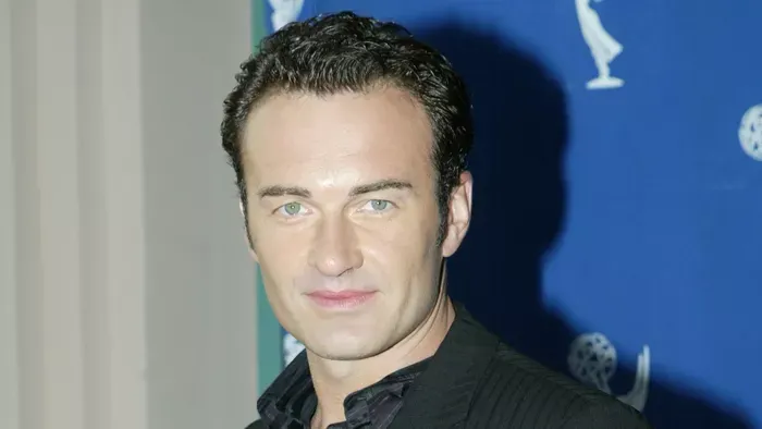 Julian McMahon: A csillogás mögött sötét titkok lapultak