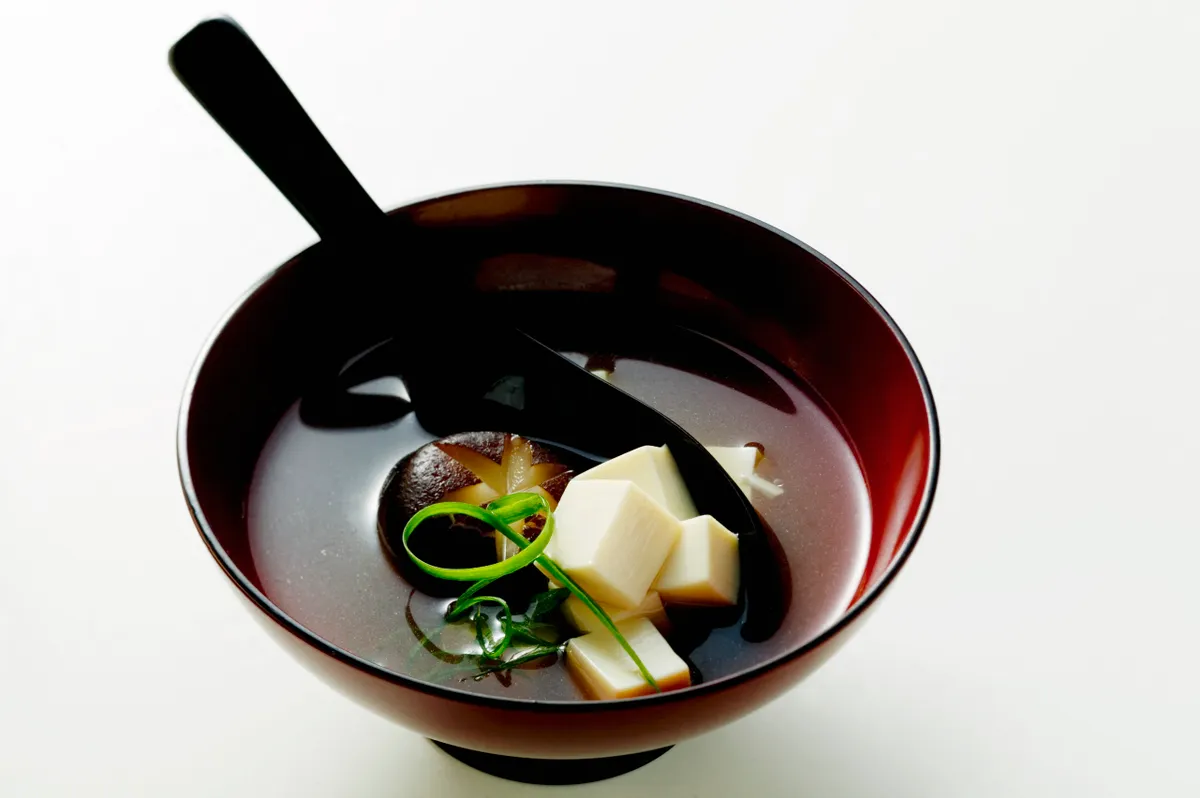 miso leves, japán étrend, egészség, tányérban leves