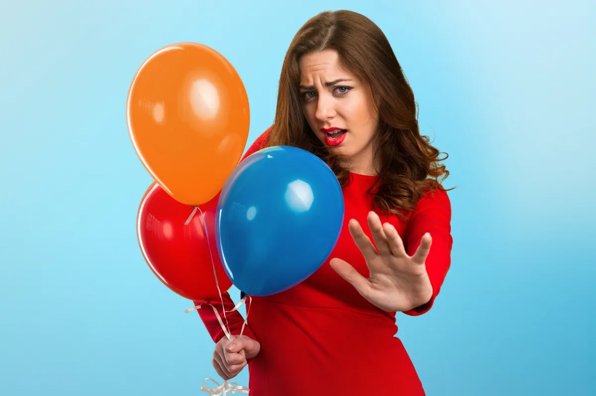 Fiatal nő lufikat tart