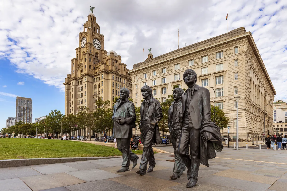 Liverpool, Royal Liver Building, Beatles-szobor