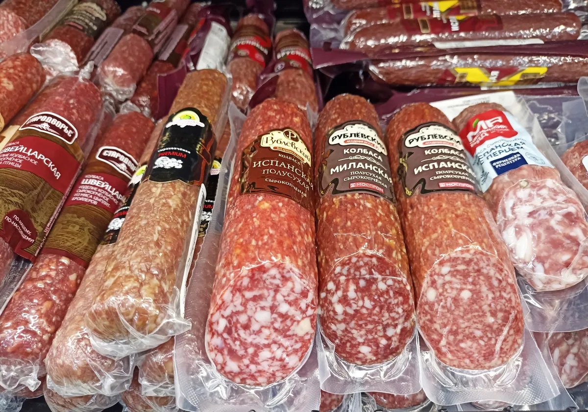 becsomagolt kolbászrudak