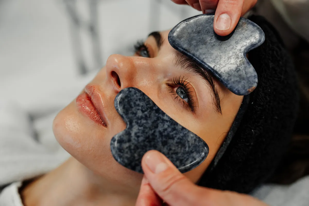 gua sha, arcformálás, arcbőr, relaxáció, szépségápolás, gua sha kövek