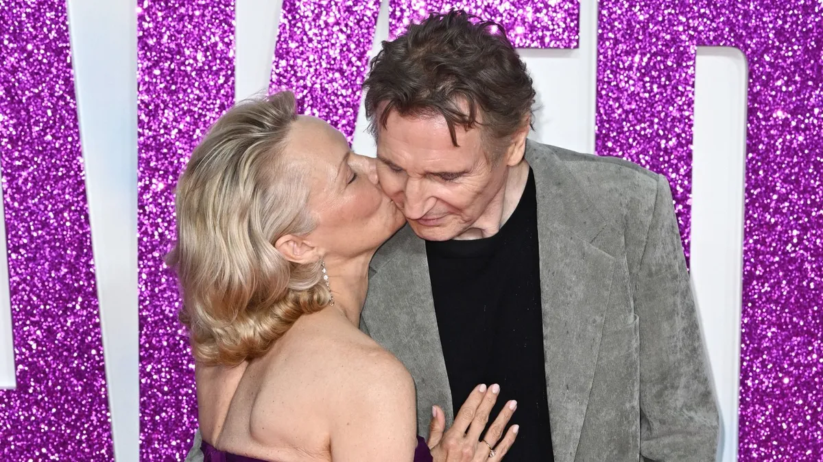 Pamela Anderson a Csupasz Pisztoly brit premierjén, arcon csókolta Liam Neeson-t