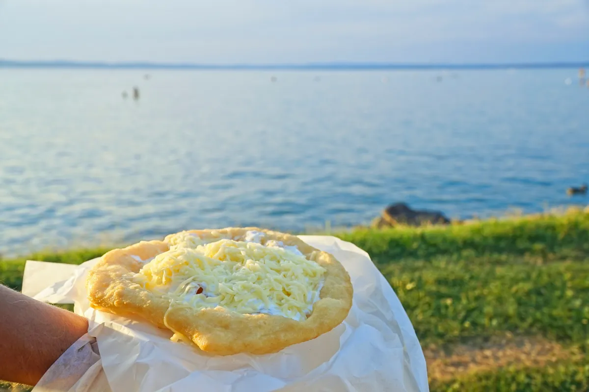 Sajtos-tejfölös lángos a Balaton partján