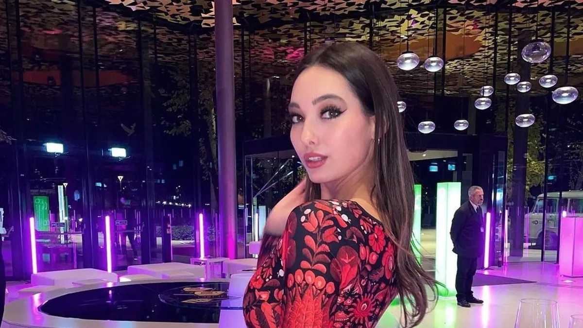 Hunyadi Donatella bepasizott? Ezzel a jóképű, rejtélyes idegennel nyaral