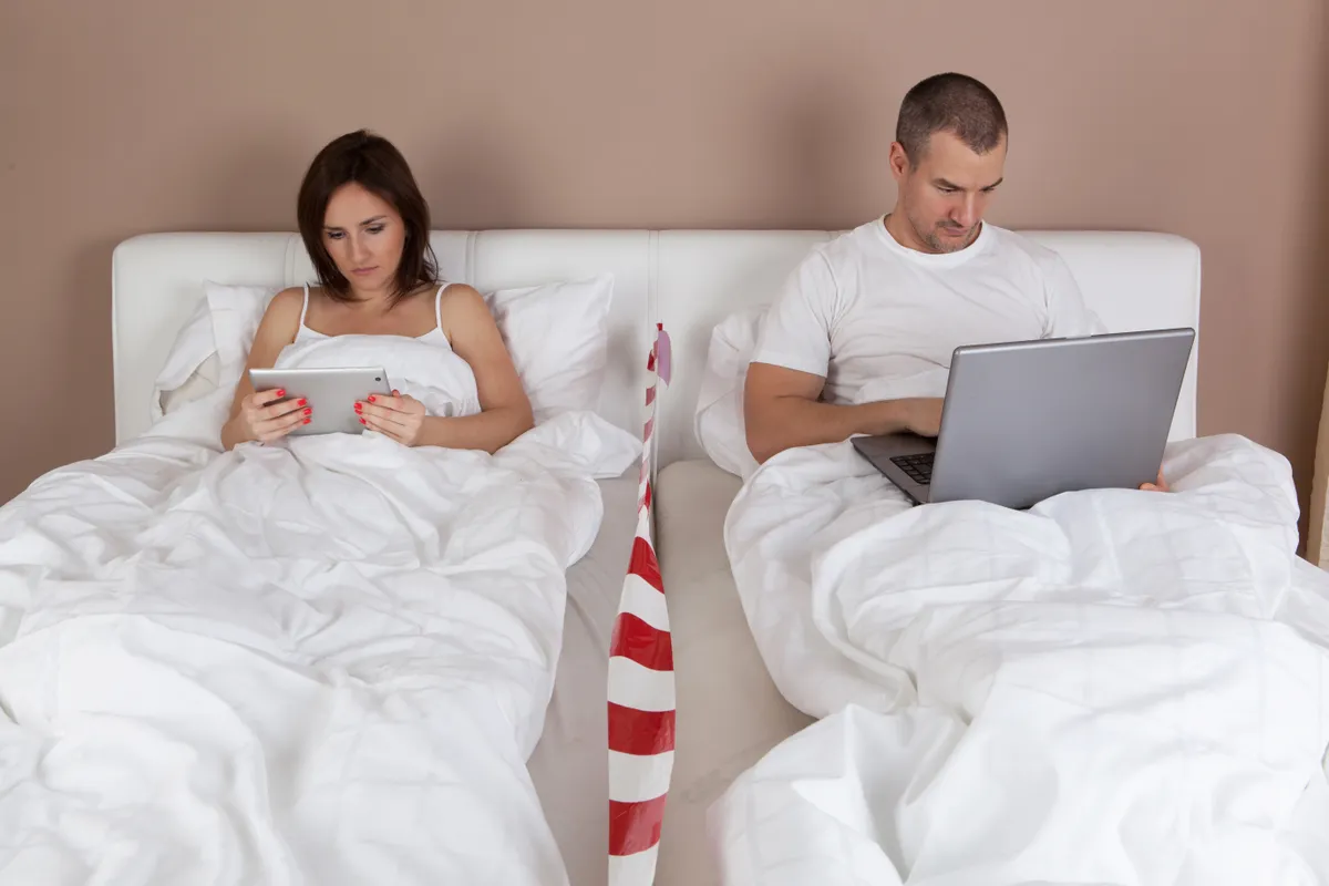 fiatal pár, felnőttfilmek, ágy, hálószoba, tablet, laptop, elválasztó