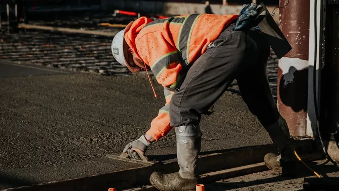 Kész káosz az M3-as, hatalmas dugóra kell számítani