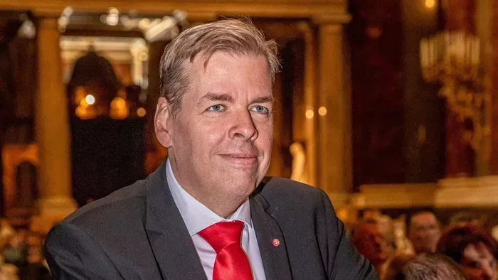 Hogyan lett Jimmy menedzseréből pártelnök Schmuck Andor?
