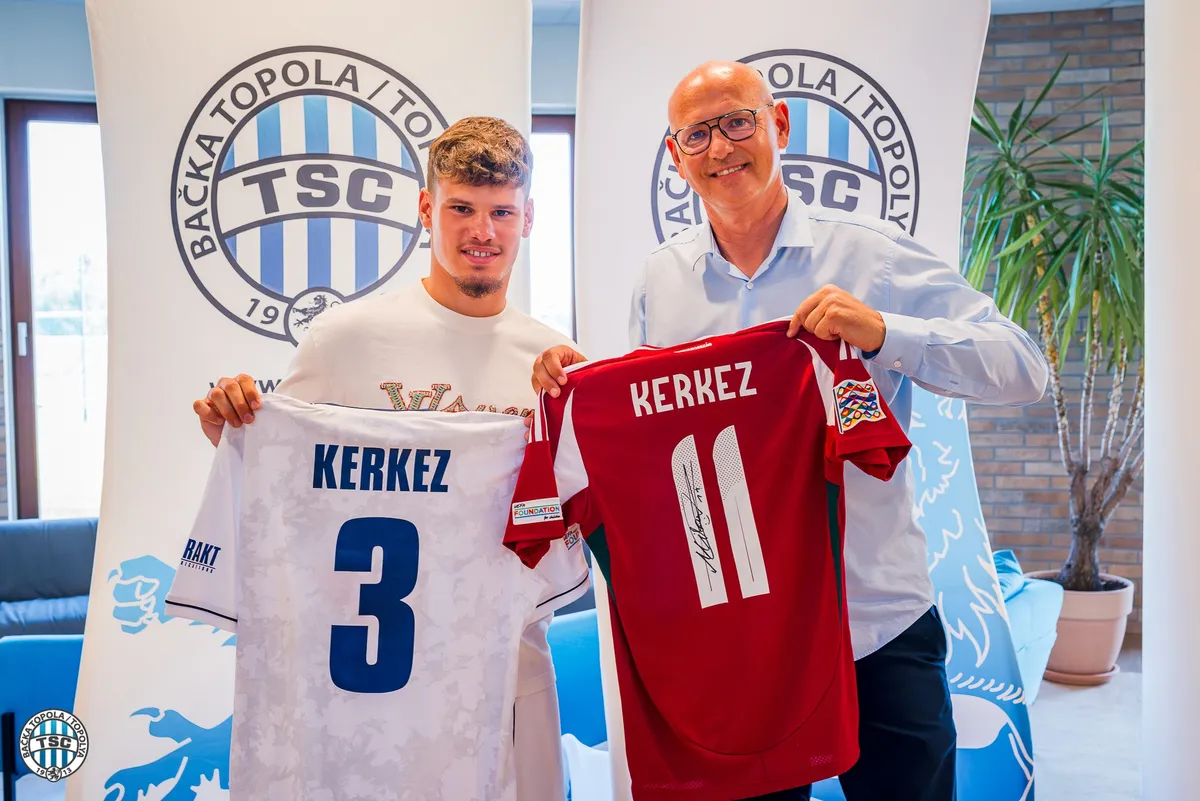 Kerkez (balra) előbb kapott számozott mezt Topolyán a klubelnök Zsemberi Jánostól, mint Liverpoolban