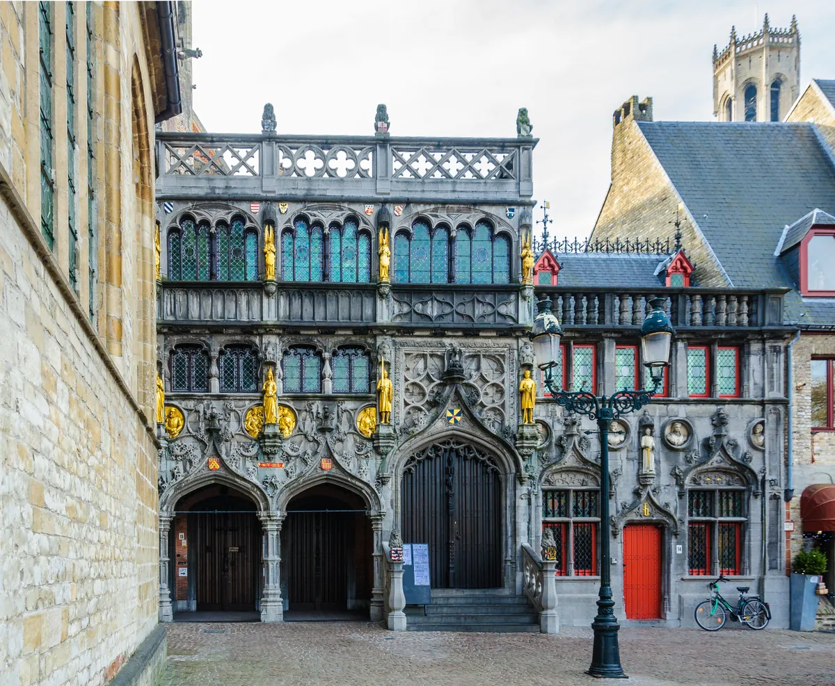 Brugge, Belgium, Szent Vér bazilika, díszes homlokzat