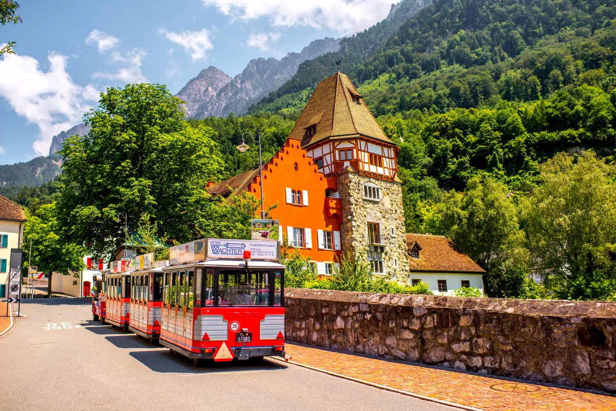 Liechtenstein, Vaduz, Vörös ház, turista busz