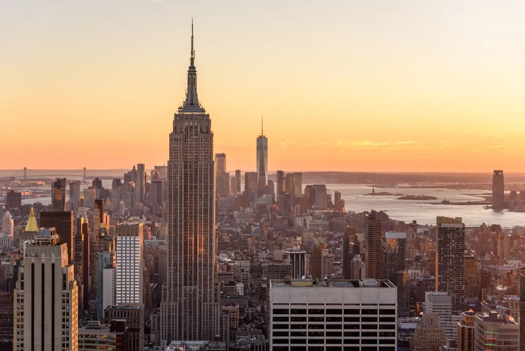 Az 1930-31 között épült Empire State Building a New York-i Midtown szívében áll, és 443 méteres csúcsával (antenna nélkül 381 m) sokáig a világ tetejének számított.