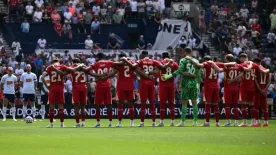 Az egész stadion megkönnyezte, Diogo Jotára emlékeztek a Liverpool meccsén - Galéria