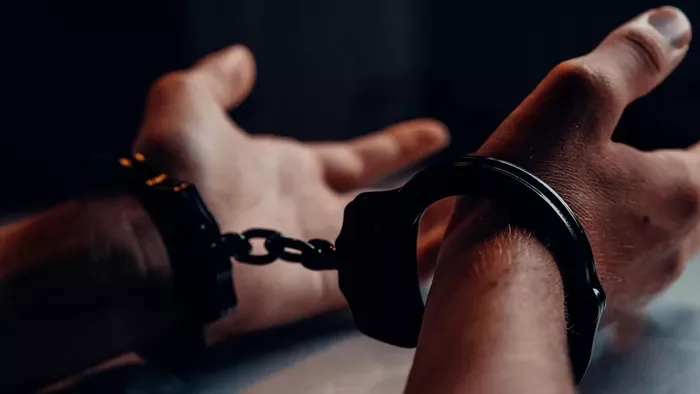 Rárúgták az ajtót egy idős férfire és  járóbotjával ütötték