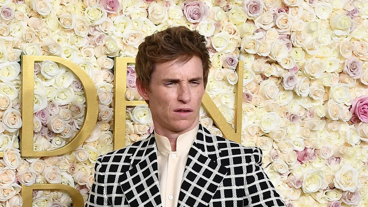 Óriási a baj! Leállt Eddie Redmayne filmjének forgatása: többszázan maradtak munka nélkül