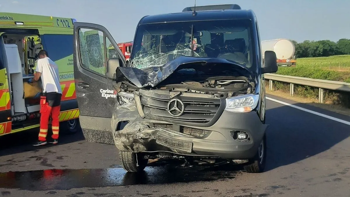 Halál az M3-ason: román kisbusz balesetezett magyar rendszámú autóval