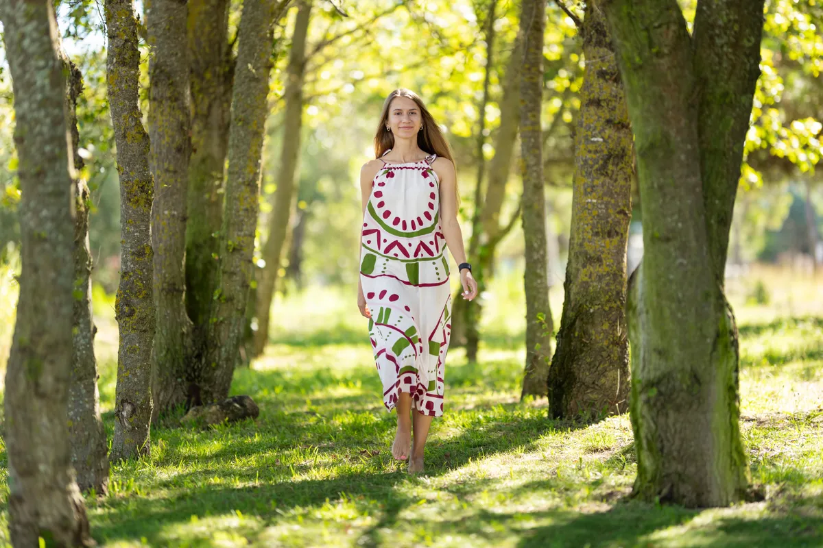 gyaloglás, fiatal nő sétál