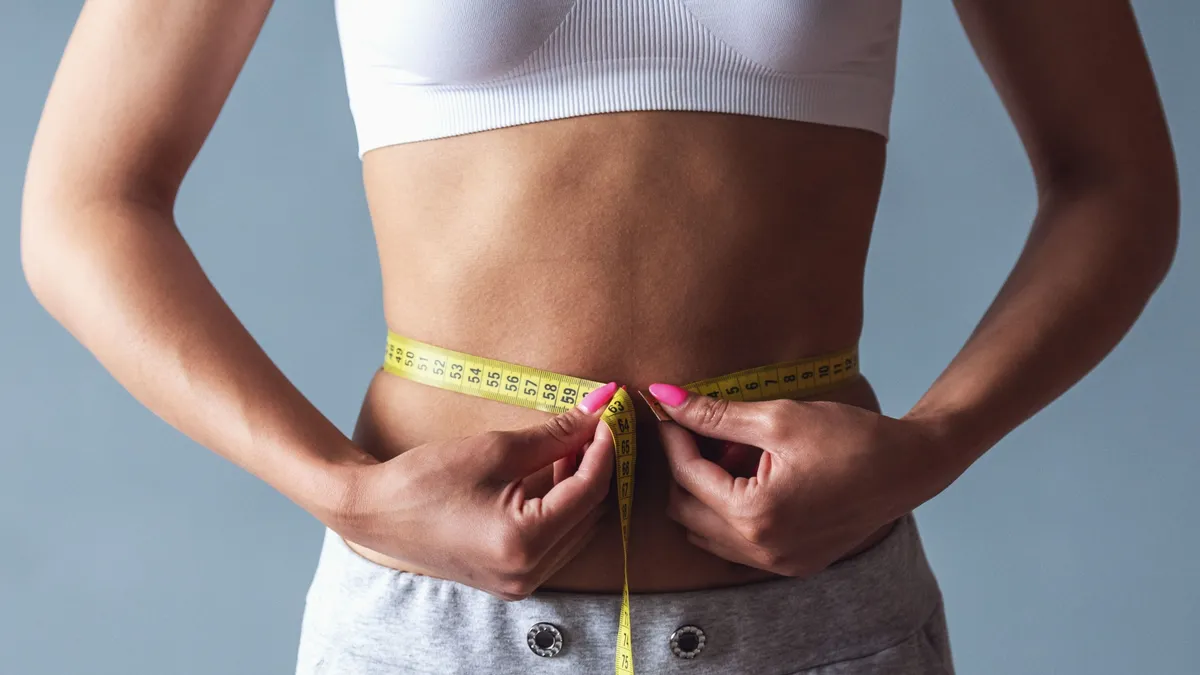 diétás krémleves recept, fogyás, diéta, mérőszalag, nő, sportmelltartóban, derékméret