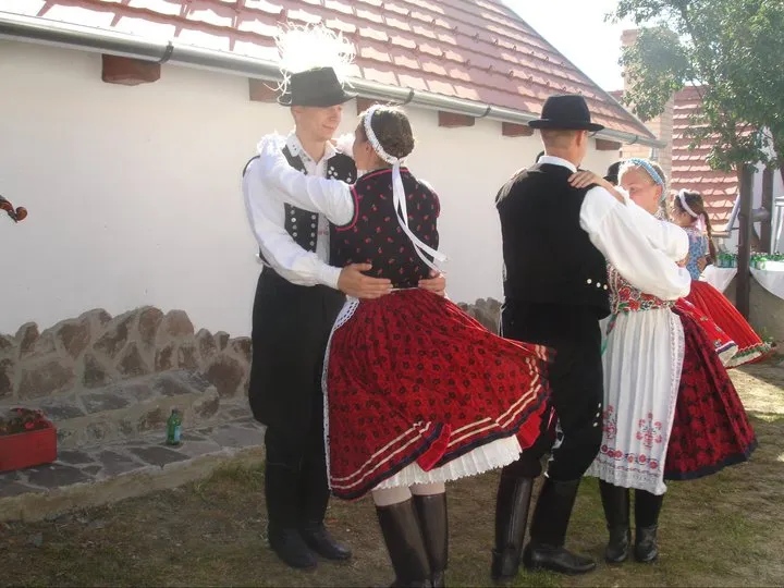 Palócföld, kazári tánc, két fiatal táncol