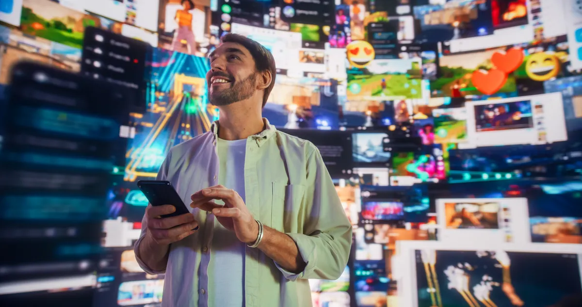 popcorn agy, férfi, telefon, TV