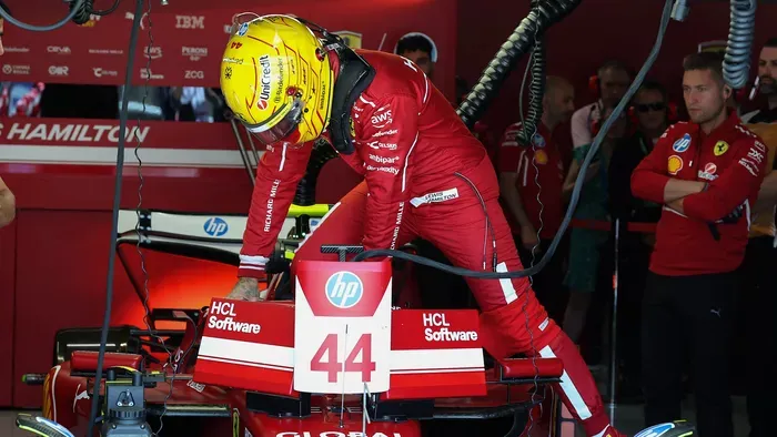 Hamilton bepörgött, és megfenyegette a Ferrarit