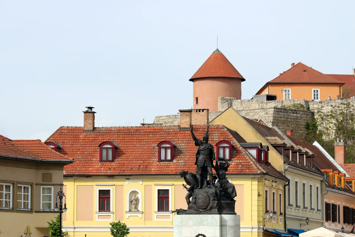 Eger, Dobó István szobor, házak