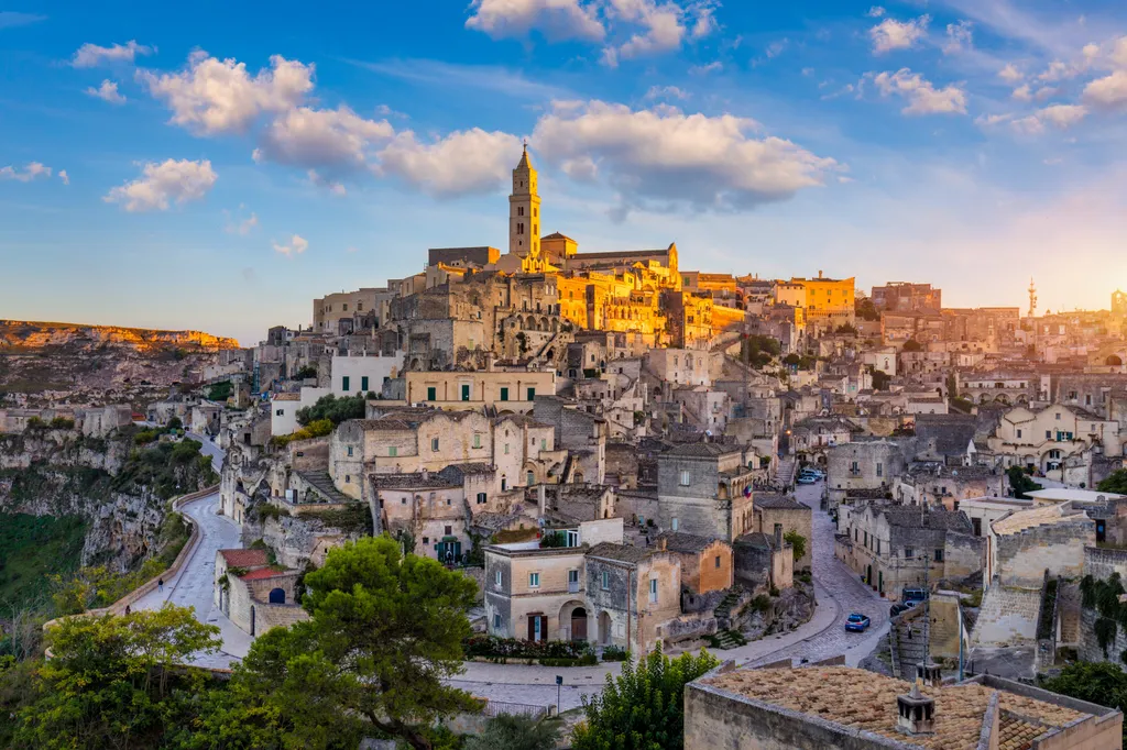 A Basilicata régióban található Matera híres ősi barlanglakásairól, amelyeket Sassi néven ismerünk. Ezek a mészkősziklába vájt lakások az őskor óta lakottak, és ma már az UNESCO Világörökség részei.