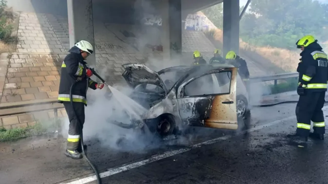 Kigyulladt az autó az M0-áson, így menekült ki a sofőr az égő járműből