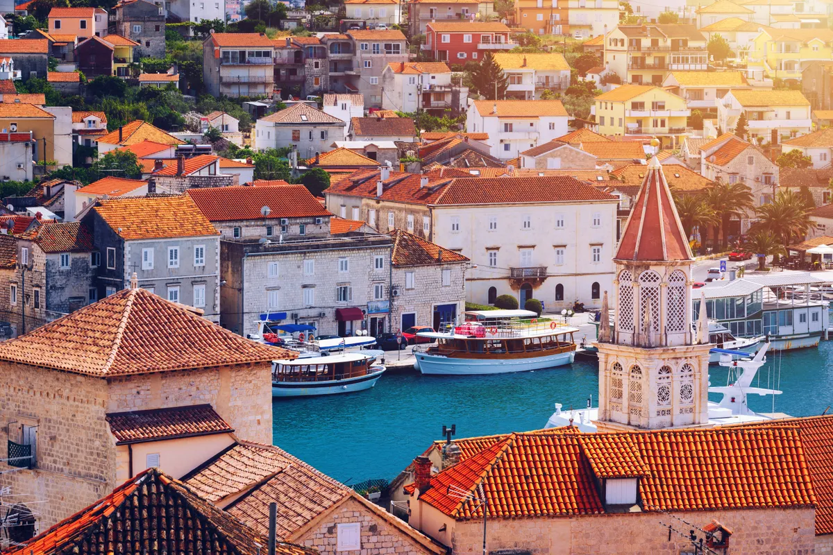 Trogir, Horvátország, óváros, hajók, kikötő