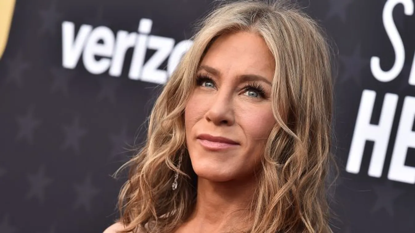 Teljes döbbenet: Jennifer Aniston vert át egy férfit