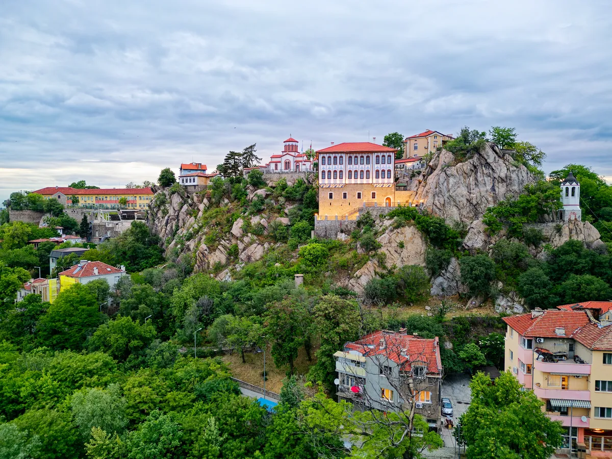 Plovdiv, Bulgária, dombra épült épületek