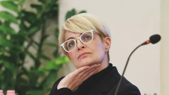Szentkirályi Alexandra: Apad a Tisza és benne fejétől bűzlik a hal