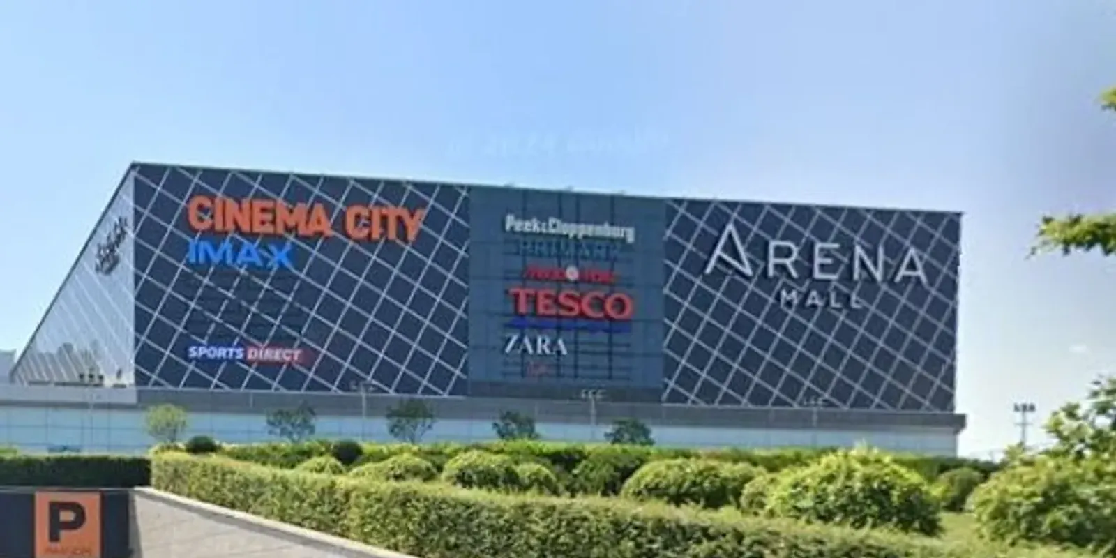 Baj van! Lángol az Aréna Pláza!