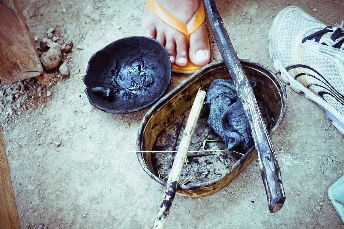 törzsi tetoválóművész, Apo Whang-Od, batok, tetoválás, tetováló eszközök