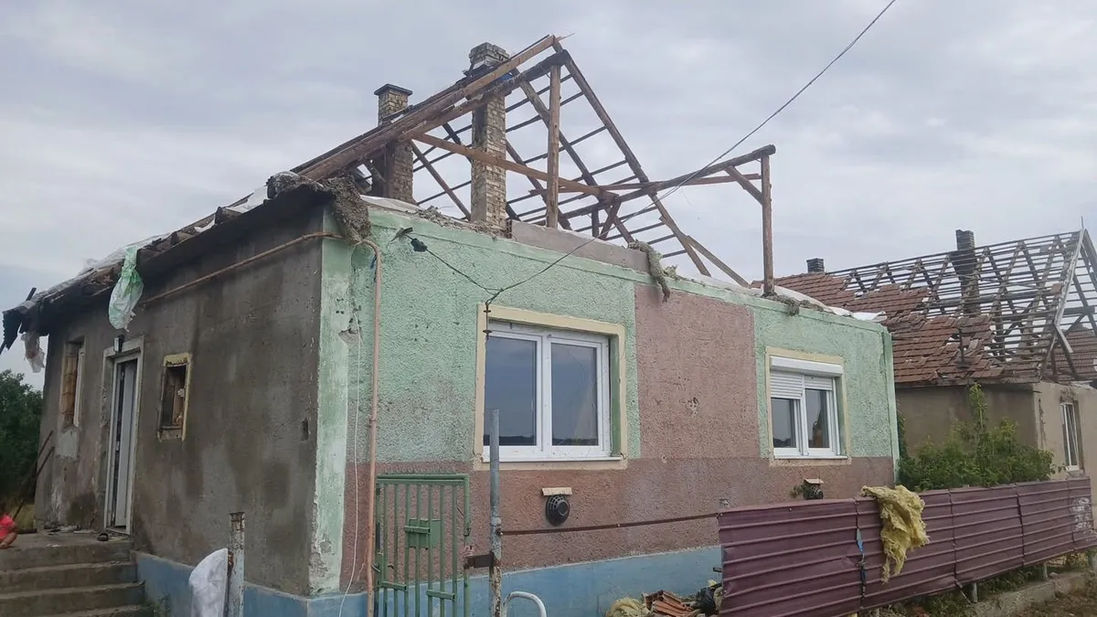 A családi ház tetőszerkezetét a pusztító vihar tette tönkre.