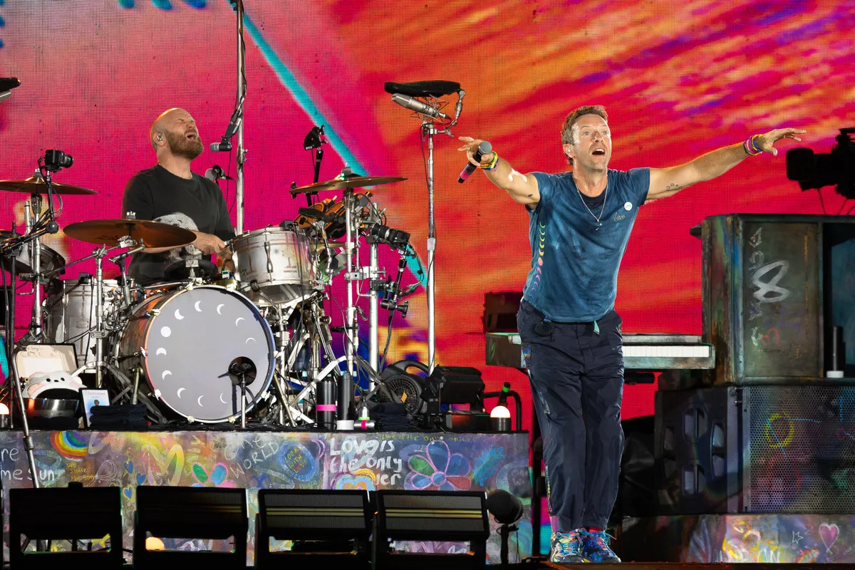 Chris Martin azóta figyelmezteti a rajongóit, mielőtt elindítja a csókkamerát