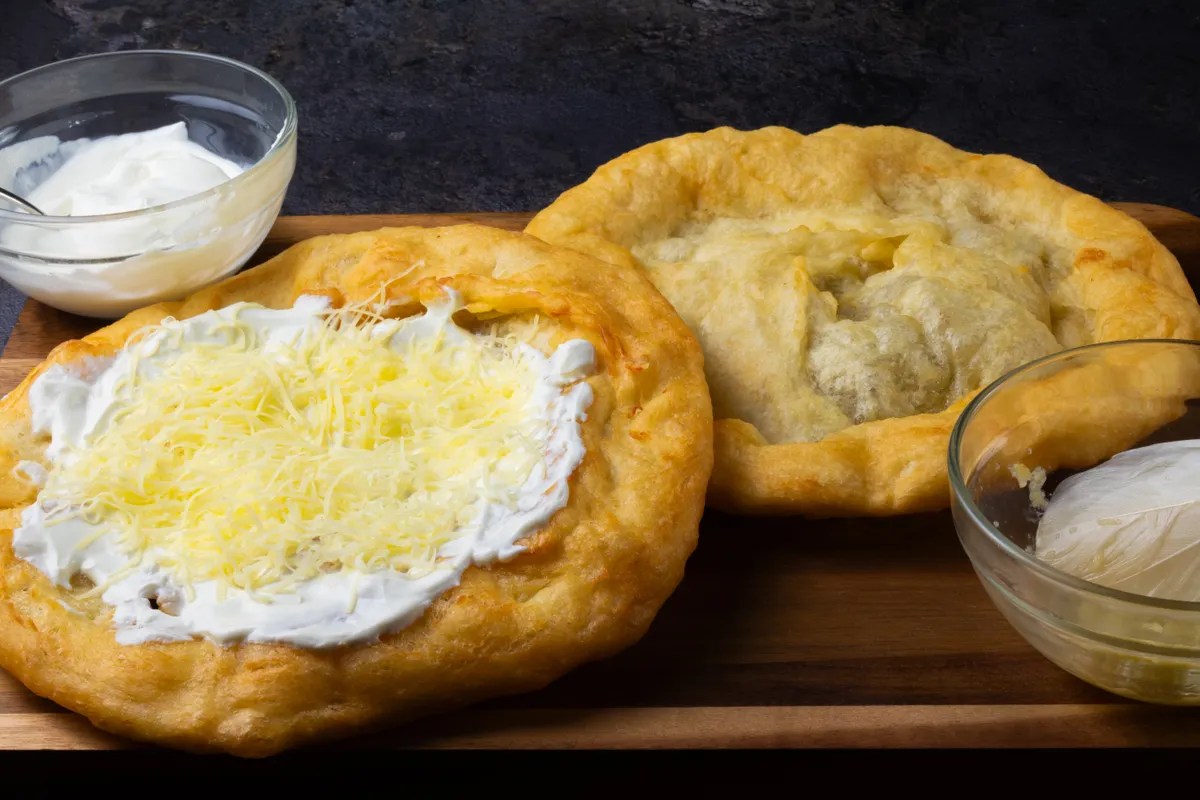 Sajtos-tejfölös balatoni lángos