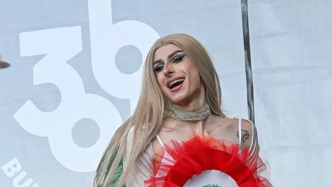 A kokárdagyalázó drag queen: Ez a pesti Pride gyalázatos üzenete! Nem csitul a nemzeti lobogót megtipró hermafrodita botránya