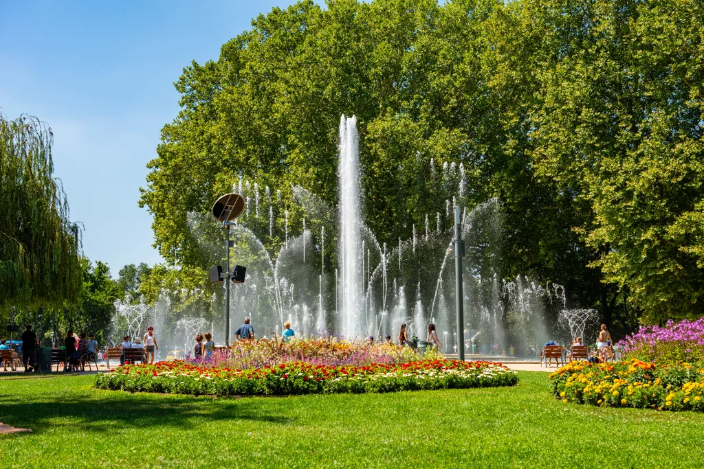 Az 1962-ben átadott, 1000 m² alapterületű Margit-szigeti szökőkút az ország legnagyobb zenélő szökőkútja, mely fényjátékával és zenei műsorával igazi turisztikai nevezetesség. 
