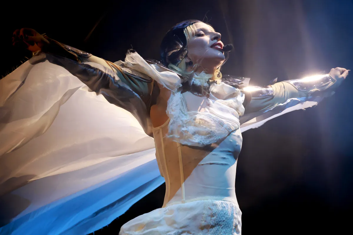 Lady Gaga énekel
