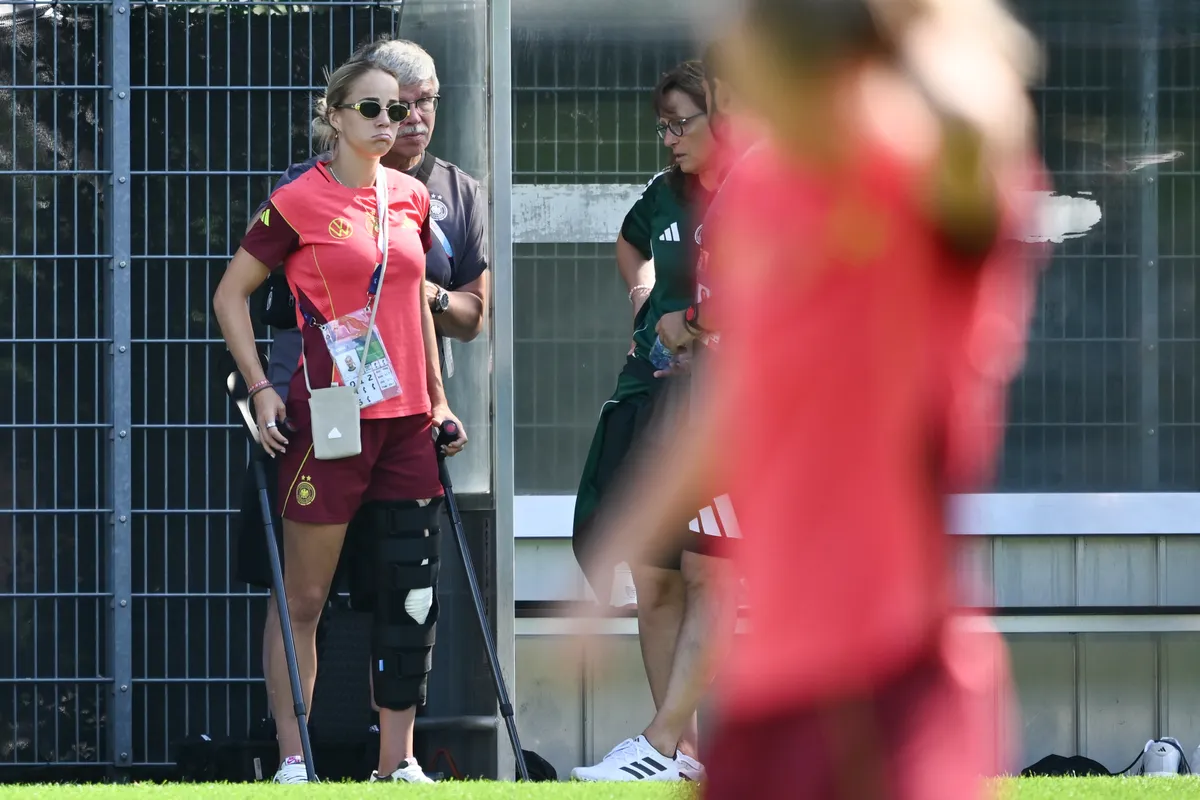 Giulia Gwinn arckifejezése tükrözi az elkeseredettségét