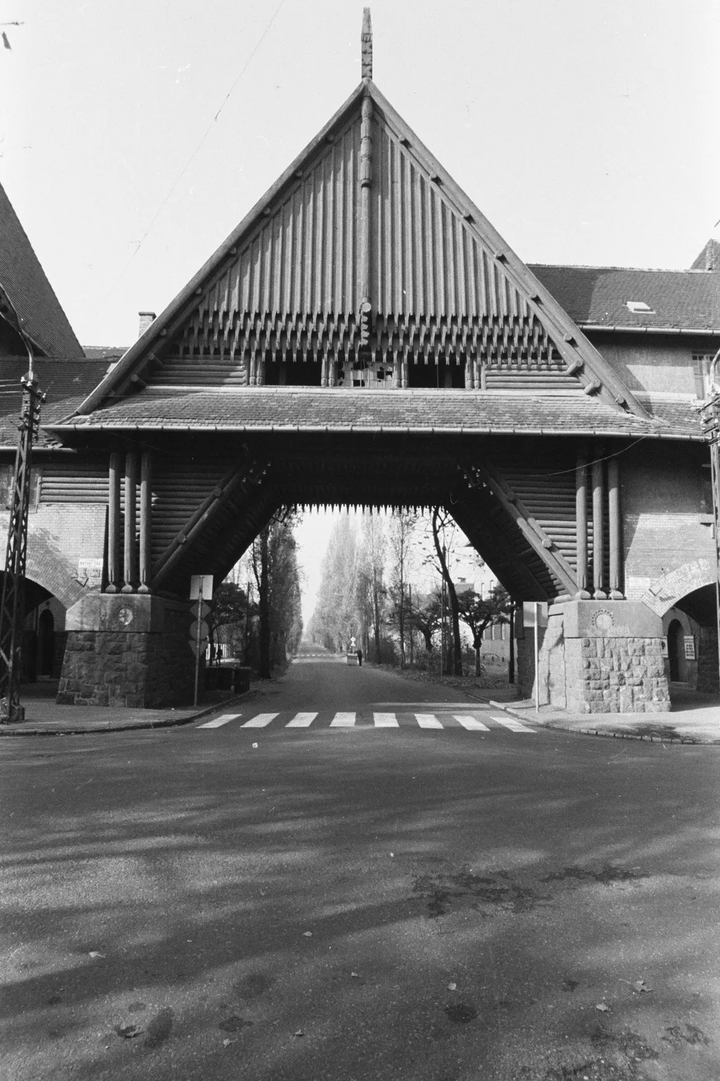 Wekerletelep, Kós Károly (Petőfi) tér, Zrumeczky-kapu a Hungária út felé nézve. - 1978.
