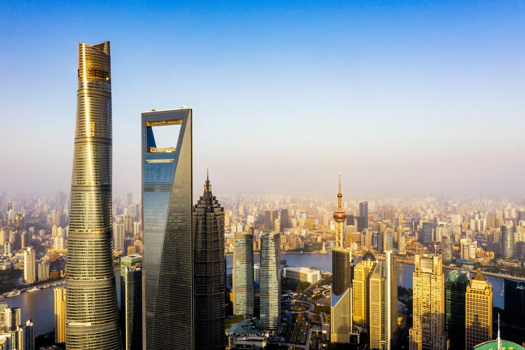 A világ egyik legismertebb felhőkarcolója, a 492 méteres Shanghai World Financial Center,  amely „palacknyitó” formájáról is híres. Mellette áll a futurisztikus vonalvezetésű, 632 méter magas Shanghai Tower, ami  jelenleg a világ második legmagasabb épülete.