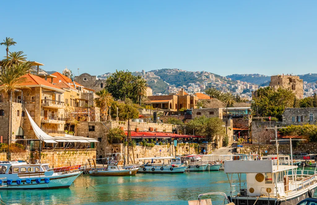 Büblosz (Byblos) Libanonban kb. Kr. e. 8800–7000 óta lakott, és a legrégebbi föníciai városok egyike.