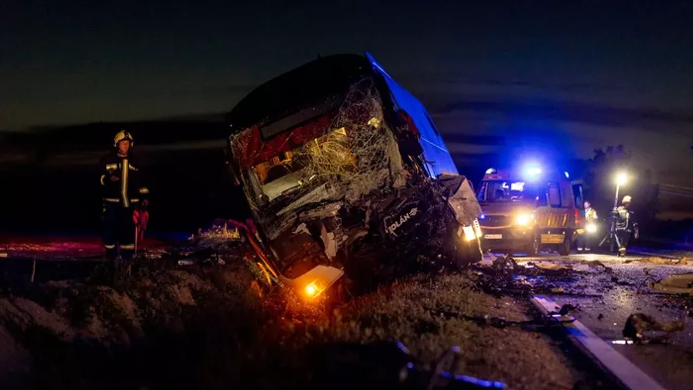 Halálos áldozata is van a sárkeresztesi buszbalesetnek: megrázó fotók a helyszínről