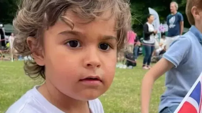 Megszakad a szív: édesanyja kezét fogva halt meg a 3 éves kisfiú