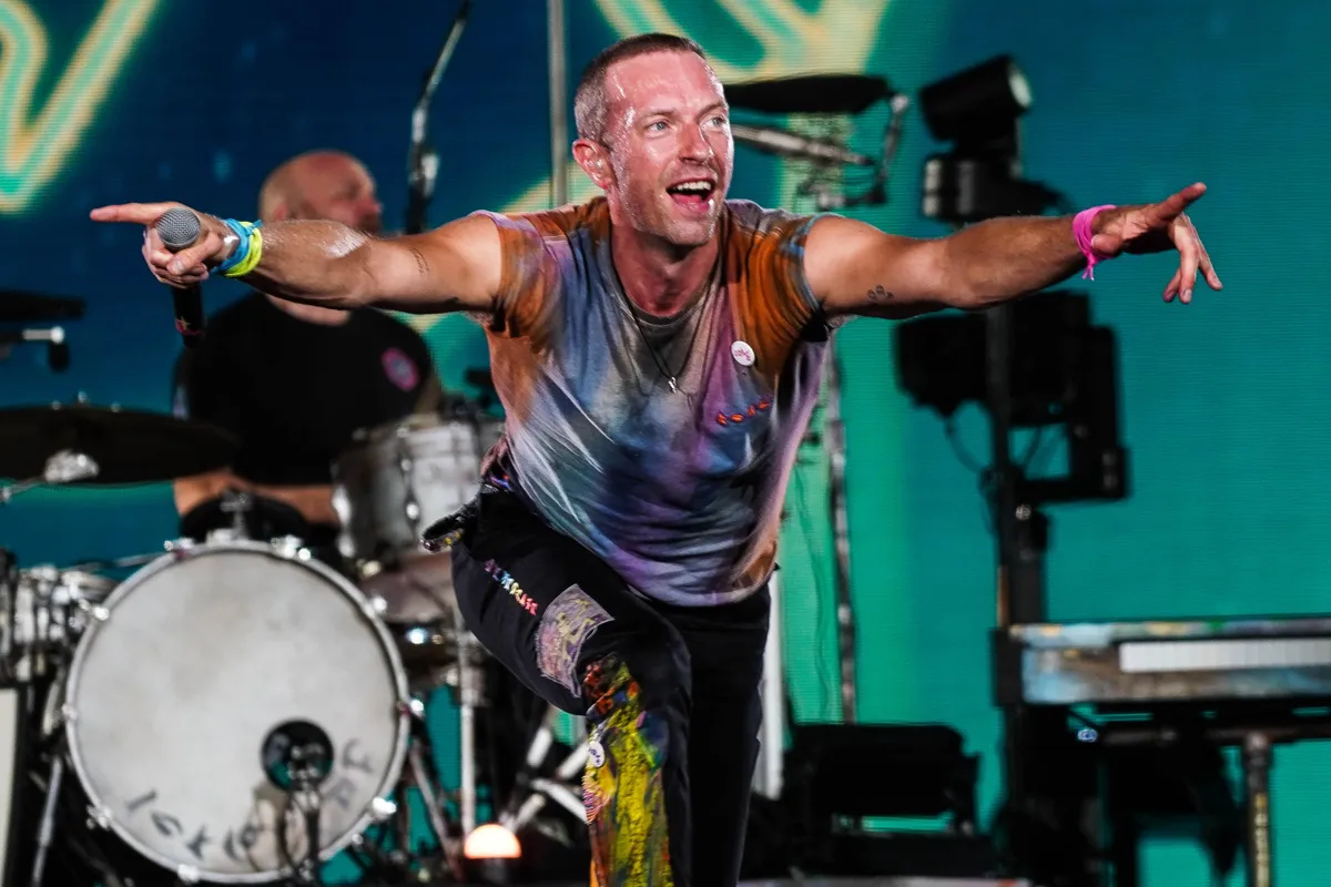 Chris Martin viccesen reagált a csókkamera kínos felvételére