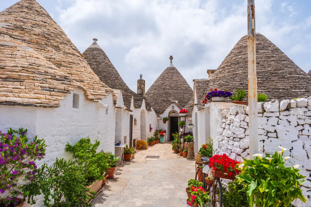 A Puglia régióban található Alberobello az UNESCO Világörökség része. A városka a fehérre meszelt, kúpos tetős kőkunyhókról, a trullókról nevezetes, amelyek feltehetően a XIV. századból származnak.