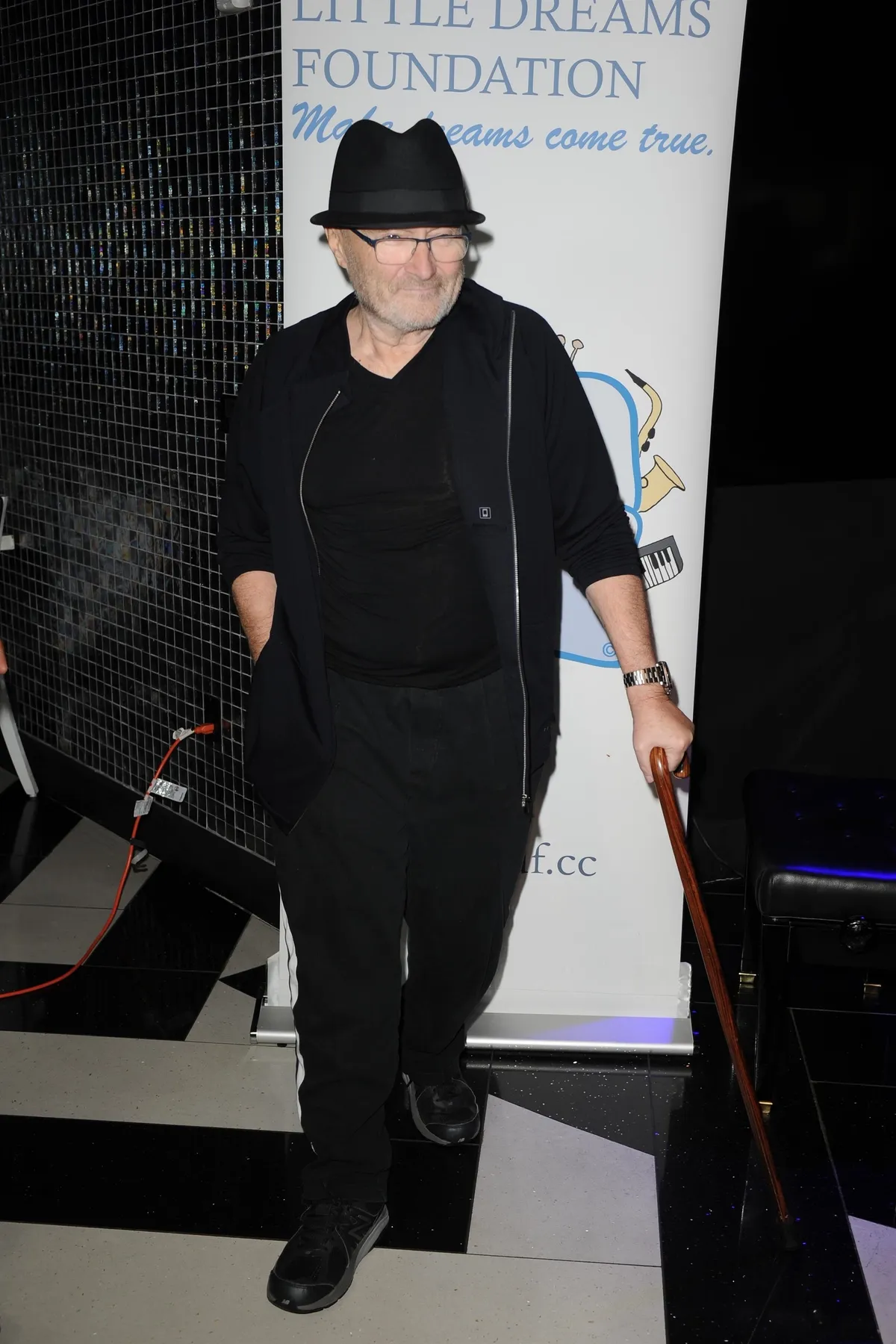 Phil Collins számára már a járás is nehézséget okoz