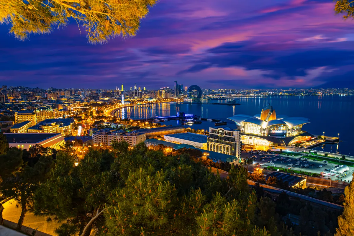 Baku, Azerbajdzsán, városkép, éjszaka
